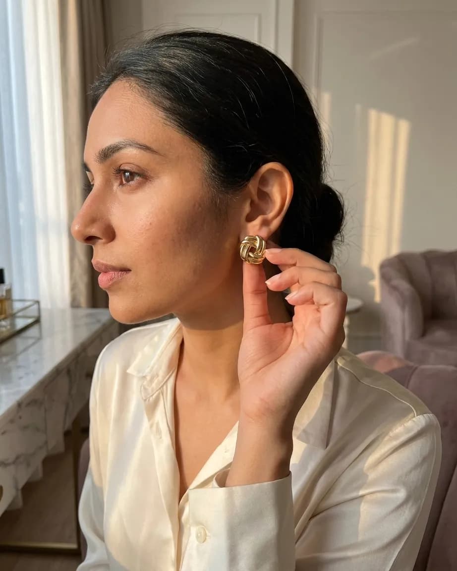 Niyanara Aurum Knot Stud Earring